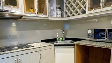 Refrigerador, microondas, parrilla de estufa y utensilios de cocina