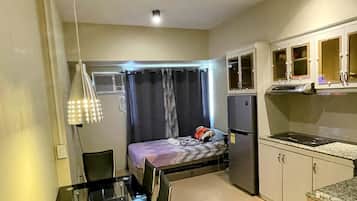 1 habitación, tabla de planchar con plancha, wifi gratis y ropa de cama