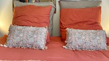 1 slaapkamer, een bureau, een strijkplank/strijkijzer, wifi