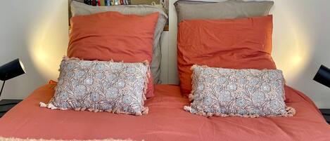 1 habitación, escritorio, tabla de planchar con plancha y wifi