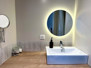淋浴设施、吹风机、毛巾、肥皂