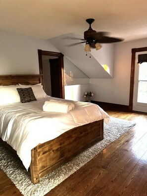 4 bedrooms, WiFi, bed sheets - Farm House Oasis: Hot Tub, Ski Trails, sleeps 12 (Minesing)