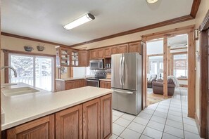 Kylskåp, mikrovågsugn, ugn och spishäll