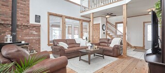 Farm House Oasis: Hot Tub, Ski Trails, sleeps 12