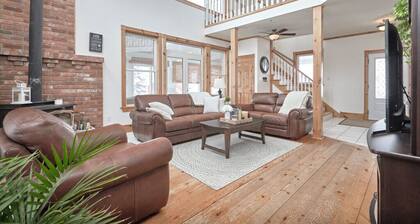 Farm House Oasis: Hot Tub, Ski Trails, sleeps 12