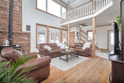 Farm House Oasis: Hot Tub, Pool, Horses sleeps 12