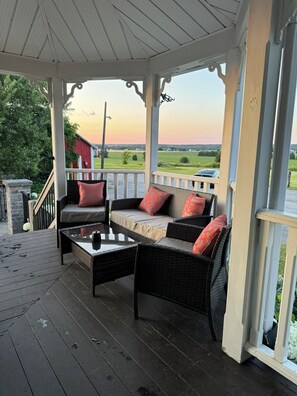 Terrace/patio - Farm House Oasis: Hot Tub, Ski Trails, sleeps 12 (Minesing)