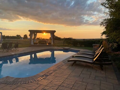 Farm House Oasis: Hot Tub, Ski Trails, sleeps 12