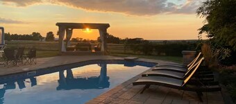 Farm House Oasis: Hot Tub, Ski Trails, sleeps 12