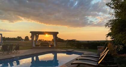 Farm House Oasis: Hot Tub, Ski Trails, sleeps 12