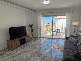 1 habitación, cortinas blackout y tabla de planchar con plancha 