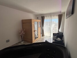 1 habitación, cortinas blackout y tabla de planchar con plancha 
