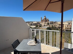 Lyxlägenhet - utsikt mot staden | 1 sovrum, mörkläggningsgardiner, strykjärn/strykbräda och gratis wi-fi