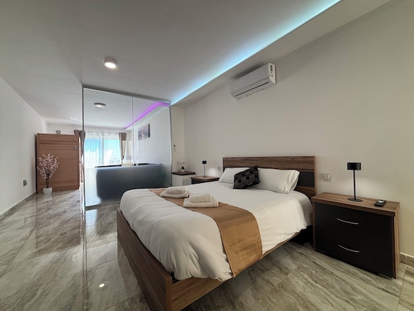 1 habitación, cortinas blackout y tabla de planchar con plancha