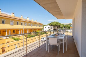 Apartment | Outdoor dining