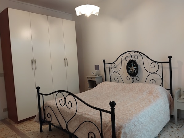 2 habitaciones, tabla de planchar con plancha, wifi y ropa de cama