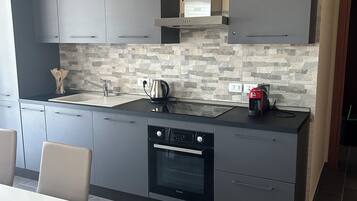 Frigorifero, forno, piano cottura, lavastoviglie