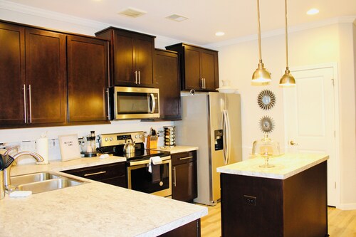 Amazing Lakefront Savannah Home 5 mins From Tanger Outlets & 20 mins to Downtown