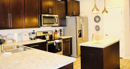 Amazing Lakefront Savannah Home 5 mins From Tanger Outlets & 20 mins to Downtown