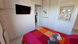 1 dormitorio, tabla de planchar con plancha, cuna de viaje y wifi