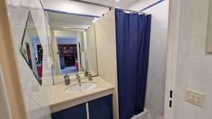 Ducha, secador de pelo, toallas y jabón