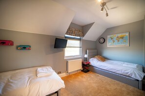 4 habitaciones, tabla de planchar con plancha y cuna de viaje
