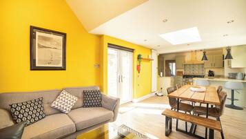 智能電視、乒乓球設施