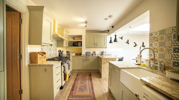 雪櫃、微波爐、焗爐、爐具