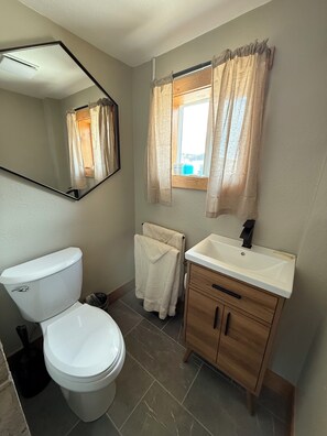 Douche, serviettes fournies, savon, papier toilette