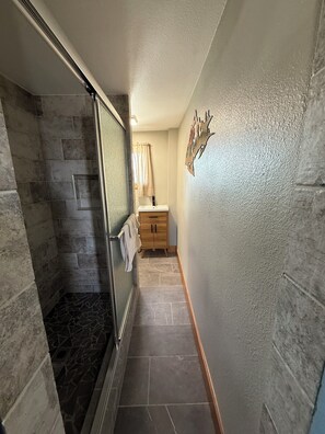 Douche, serviettes fournies, savon, papier toilette