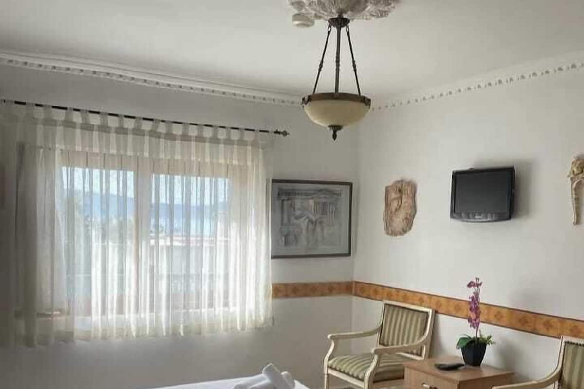 Iron/ironing board, free WiFi, bed sheets