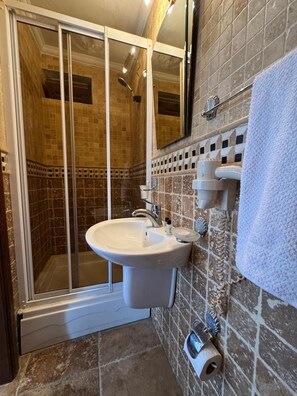 Shower, rainfall showerhead, eco-friendly toiletries, hair dryer - Casa Roma (Bodrum)