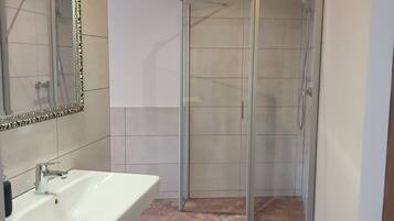 Regadera, secadora de cabello, jabón