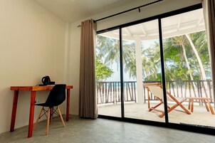 Caja de seguridad en la habitación y tabla de planchar con plancha 