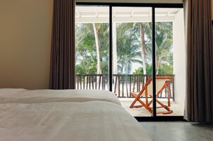 Caja de seguridad en la habitación y tabla de planchar con plancha 