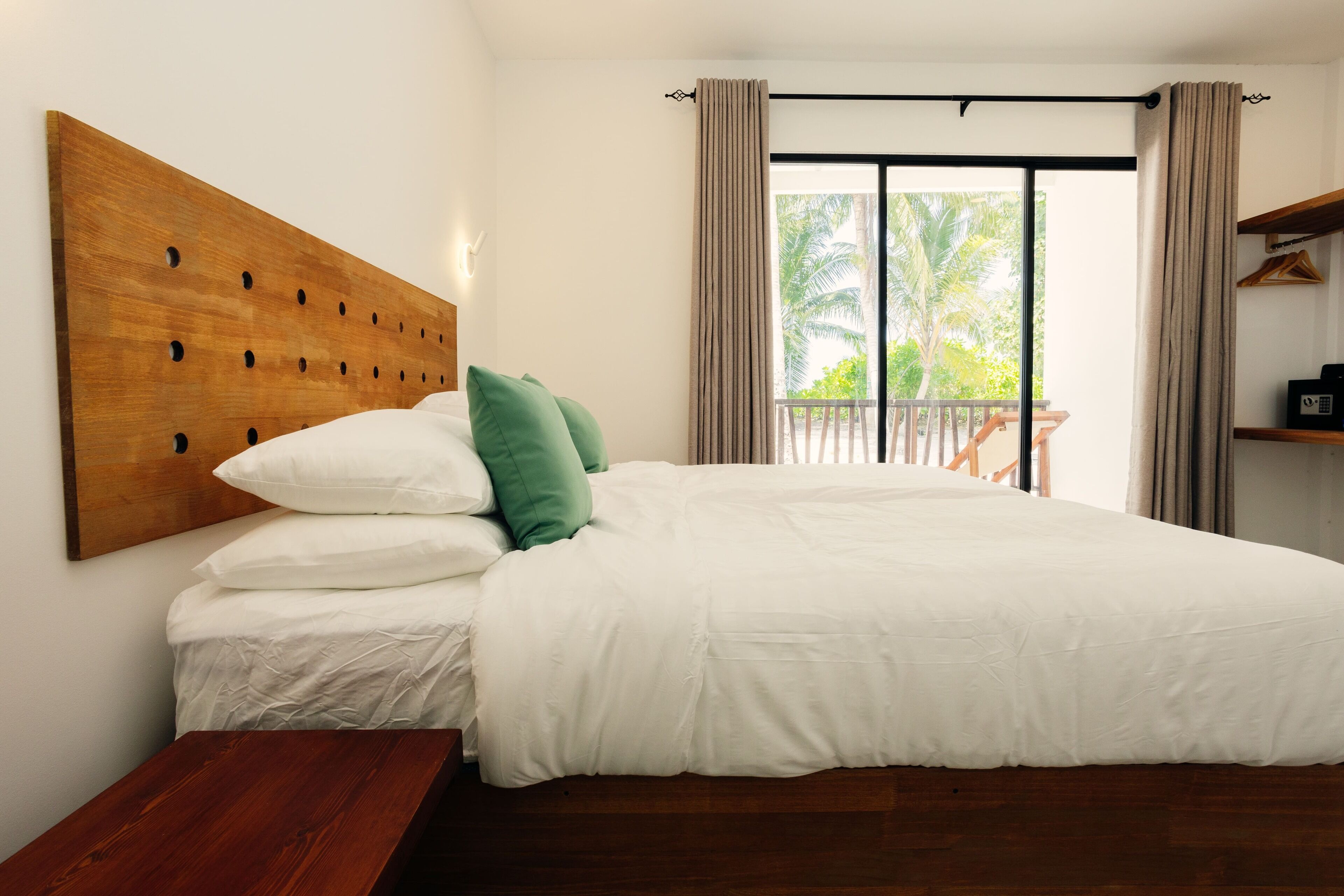 خزنة داخل الغرفة ومكواة/لوح كي وواي فاي مجانًا وملاءات أسرّة