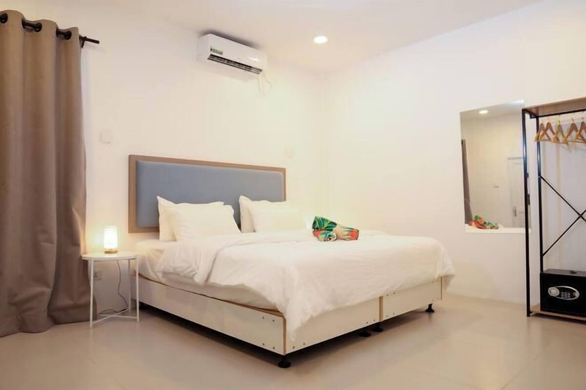 In-room safe, iron/ironing board (on request), WiFi (free), bed sheets