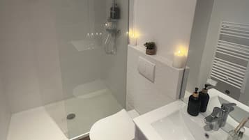 Toallas, jabón, papel de baño