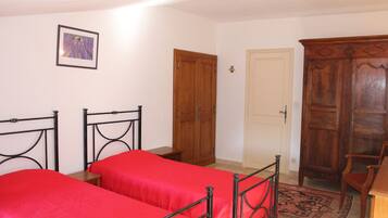 3 bedrooms, iron/ironing board, bed sheets