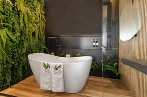 Premium Suite, Sea View | Bathroom | Hair dryer, towels, soap, shampoo - PIPA INN Pousada (Tibau do Sul)