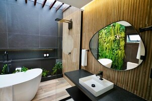 Premium Suite, Sea View | Bathroom | Hair dryer, towels, soap, shampoo