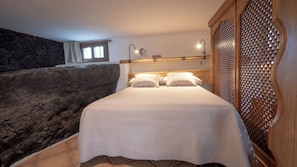 1 chambre, bureau, fer et planche à repasser, lit de bébé portatif