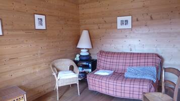 Tv, bordsfotboll och böcker