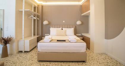 Queen Mary Psyri at the heart of Monastiraki