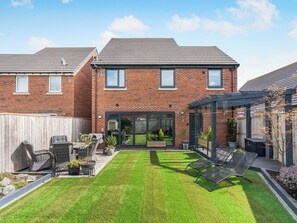 Outdoor dining - 3 bedroom accommodation in Blyth (Blyth)