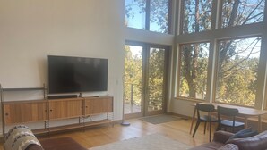 Smart-TV og peis