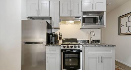 DTC Studio w/ Kitchenette, Fast WiFi,Free Parking!