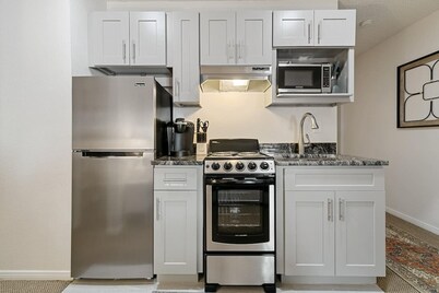 DTC Studio w/ Kitchenette, Fast WiFi,Free Parking!