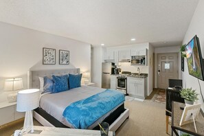 Iron/ironing board, WiFi, bed sheets - DTC Studio w/ Kitchenette, Fast WiFi,Free Parking! (Greenwood Village)