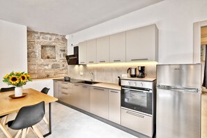 Fridge, oven, dishwasher, coffee/tea maker
